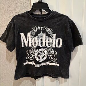 Modelo Black Graphic Logo Crop Tee